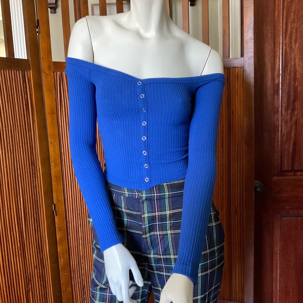 Blue ribbed off shoulder long sleeve crop top